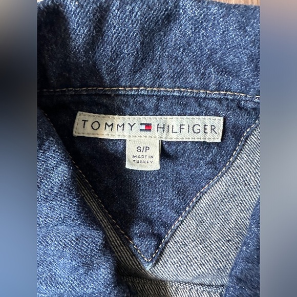 🛍️ Tommy Hilfiger 100% Cotton denim jacket size SP (pit to pit 17 inches) - Picture 2 of 9